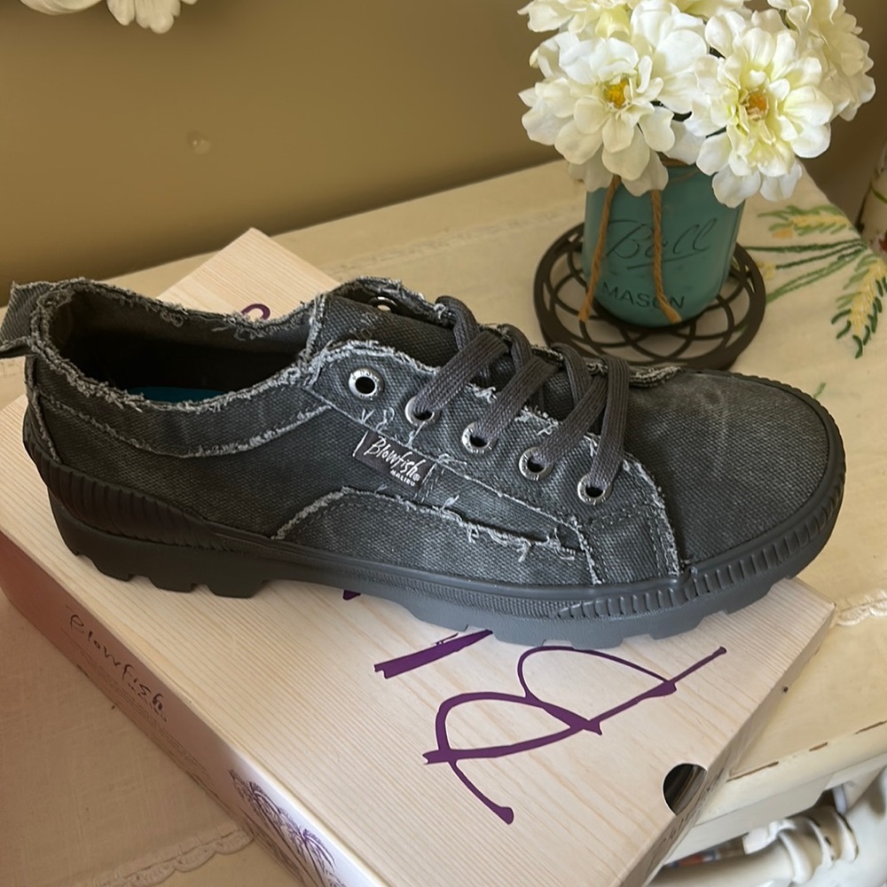 NIB Womens Blowfish sneakers, size 11, color Graphite